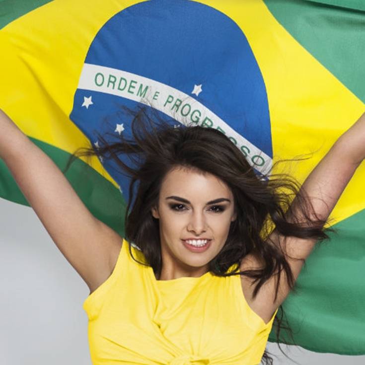 Modelo brasileira com a bandeira do brasil
